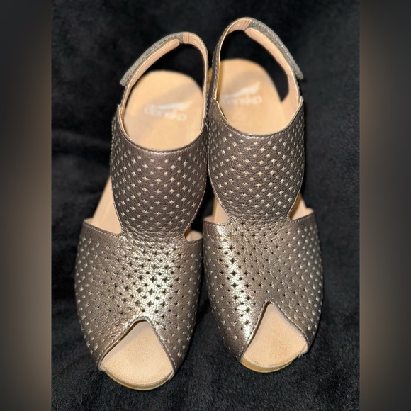 Dansko Silver Sandals with Perforated Upper and Slingback new* - Picture 4 of 16